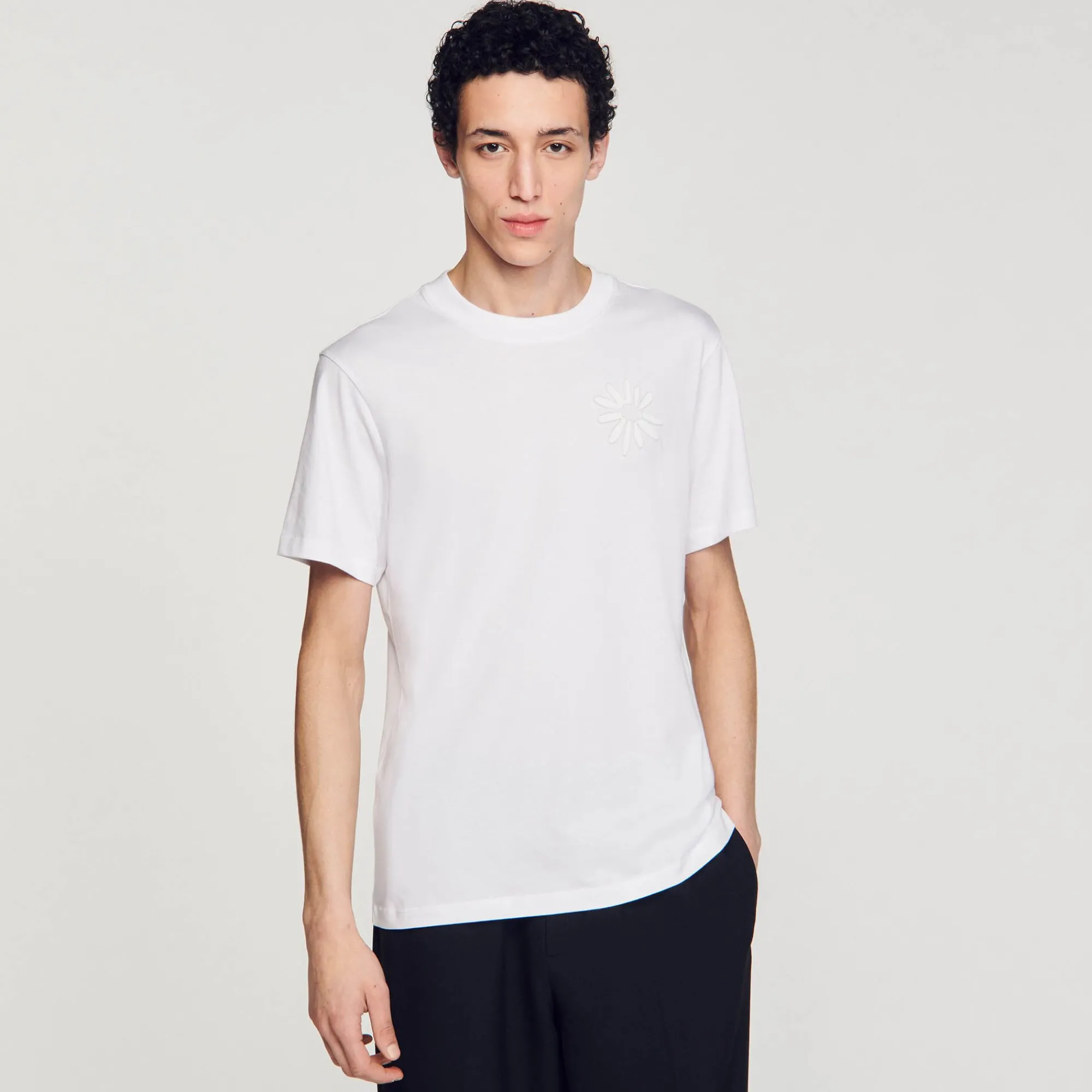 camiseta_de_algodon_con_flor_2.webp Camisetas & Polos<Sandro Paris Camiseta De Algodon Con Flor