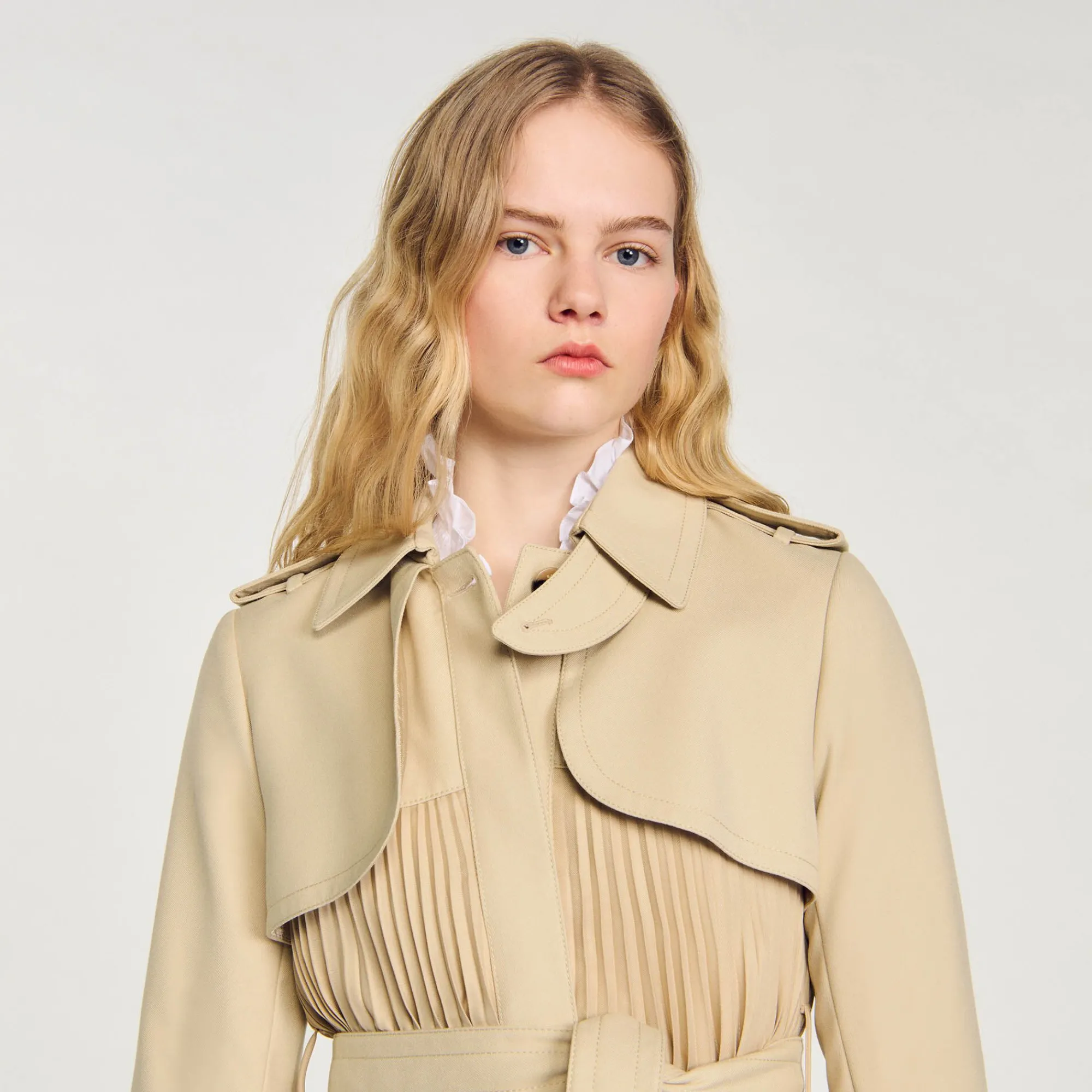 gabardina_plisada_con_cinturon_2.webp Abrigos<Sandro Paris Gabardina Plisada Con Cinturon